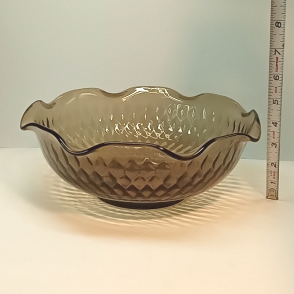 Large vintage Indiana Glass smoke gray glass bowl with diamond quilt pattern. - Picture 7 of 8